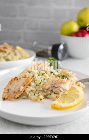 Fisch mit Brokkoli und braunem Reis auf einem Teller. Gesunde Ernährung oder Fitness-Mahlzeit Stockfoto