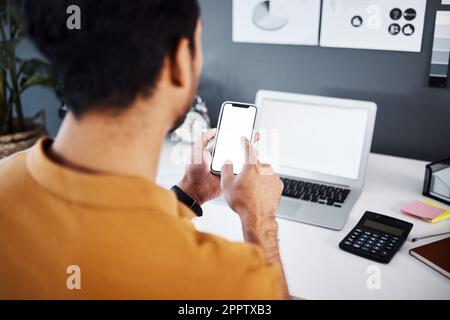 Mann, Telefon und Laptop mit Mockup-Bildschirm für Finanzen, Budgetrecherche oder Buchhaltung am Büroschreibtisch. Die Hand eines männlichen Buchhalters, an dem gearbeitet wird Stockfoto