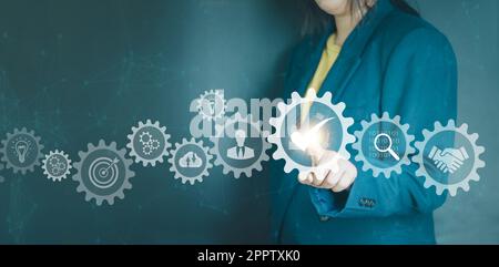 Verwaltung und Automatisierung von Geschäftsprozessen durch eine Person, die Dokumente im Workflow validiert. Digitale Transformation und Produktivität am Arbeitsplatz. Stockfoto