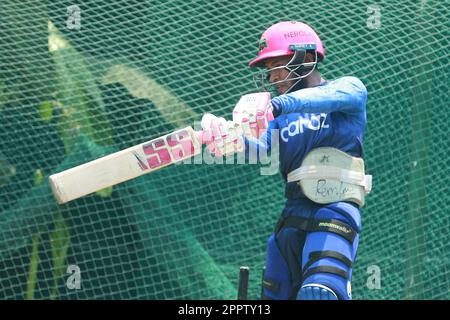 Bangladesch Wicketkeeper Batter Mushfiqur Rahim besucht individuelle Übungen im Indoor Cricket Centre im Sher-e-Bangla National Cricket Stadium, mir Stockfoto