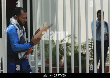 Bangladesch Wicketkeeper Batter Mushfiqur Rahim besucht individuelle Übungen im Indoor Cricket Centre im Sher-e-Bangla National Cricket Stadium, mir Stockfoto