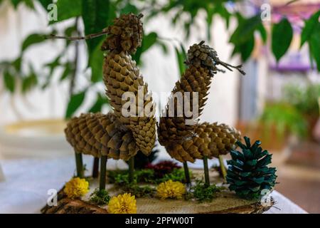 Zwei Hirsche sind aus Zapfen. Kindliche Kreativität Stockfoto