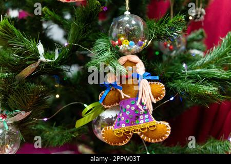 Hausgemachte Puppe auf dem Weihnachtsbaum. Handgemacht für Kinder. Stockfoto