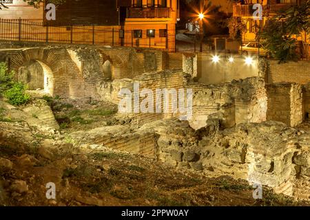 Nesebar, Bulgarien, Überreste der frühen byzantinischen Thermalbäder in der historischen Stadt, Nachtsicht Stockfoto