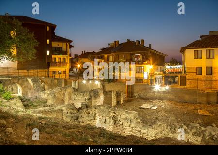 Nesebar, Bulgarien - 15. September 2020: Überreste der frühen byzantinischen Thermen in der historischen Stadt, Nachtsicht Stockfoto