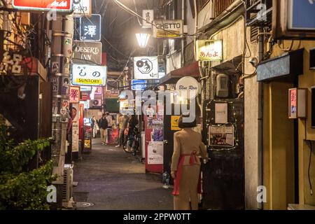 Golden Gai Shinjuku Tokio 2023. April, enge Gassen mit kleinen schroffen Bars und Pubs in der Nähe von Kabukicho Rotlichtviertel, Japan, Asien Stockfoto