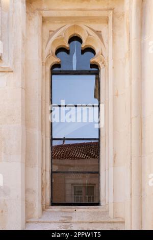 Ein rotes Kieseldach, das sich in einem Bogenfenster in der Altstadt von Jerusalem, Israel, widerspiegelt. Stockfoto