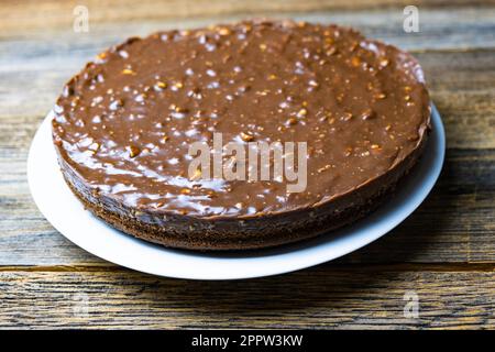 Hausgemachter köstlicher Kuchen mit Schokoladen-Haselnüssen, Ideen-Fotos von Kuchen, selektiver Fokus. Stockfoto