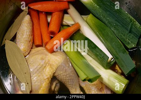 Schließen Sie Gemüse und Hühnchen, die im Topf kochen Stockfoto