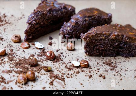Hausgemachter köstlicher Kuchen mit Schokoladen-Haselnüssen, Schokoladenkuchen, Fotos von Kuchenkonzepten, selektiver Fokus. Stockfoto