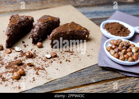 Hausgemachter köstlicher Kuchen mit Schokoladen-Haselnüssen, Schokoladenkuchen, Fotos von Kuchenkonzepten, selektiver Fokus. Stockfoto