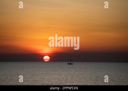 Wunderschöner, majestätischer Sonnenuntergang am Horizont über dem Meer Stockfoto