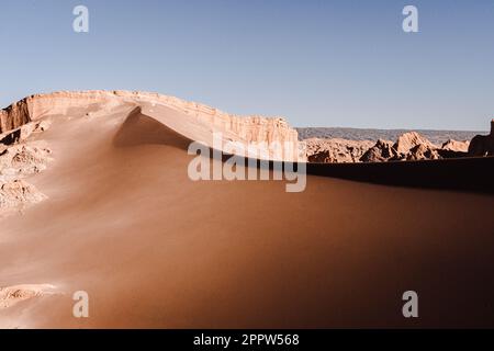 Eine riesige Wüstenlandschaft mit einer großen Sanddüne Stockfoto