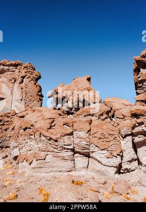 Eine majestätische Berglandschaft mit großen Felsformationen auf dem Gipfel, von denen einige aus der Oberfläche ragen Stockfoto