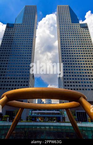 Die Suntec City Mall und der Brunnen des Reichtums in Singapur. Die Office Towers bestehen aus fünf Gebäuden mit den Namen Towers eins bis fünf. Stockfoto