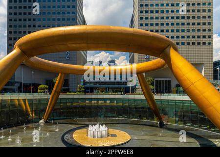 Die Suntec City Mall und der Brunnen des Reichtums in Singapur. Die Office Towers bestehen aus fünf Gebäuden mit den Namen Towers eins bis fünf. Stockfoto