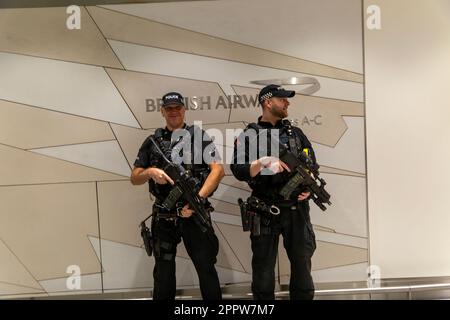 Zwei bewaffnete Polizisten im South Terminal, London Gatwick Airport, England, Großbritannien Stockfoto