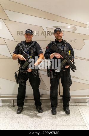 Zwei bewaffnete Polizisten im South Terminal, London Gatwick Airport, England, Großbritannien Stockfoto