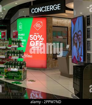 Concierge Duty Free Shopping, South Terminal, Flughafen London Gatwick, England, Großbritannien Stockfoto