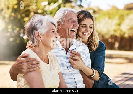 Am glücklichsten sind Herzen, die lieben. Eine glückliche junge Frau, die schöne Zeit mit ihren älteren Eltern im Freien verbringt. Stockfoto