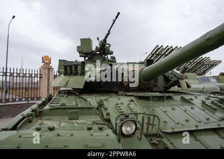 Ein russischer Panzer vor einem düsteren Himmel in Nahaufnahme. Stockfoto