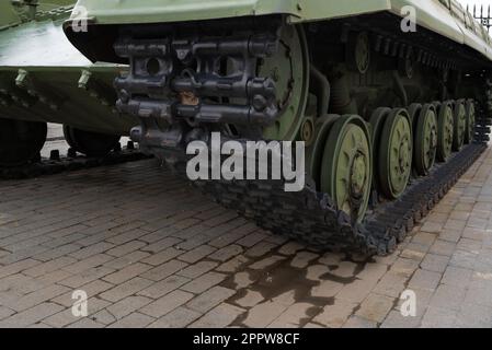 Ein russischer Panzer vor einem düsteren Himmel in Nahaufnahme. Stockfoto