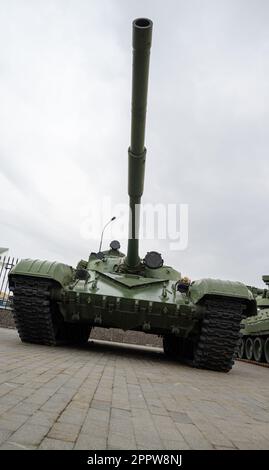 Ein russischer Panzer vor einem düsteren Himmel. Vorderansicht. Stockfoto