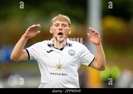 Josh Thomas von Swansea City in Aktion. Briton Ferry Llansawel gegen Swansea City U23 in einem Vorsaison-freundlichen am 27. Juli 2022. Stockfoto