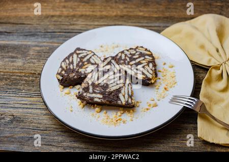 Mosaikkuchen mit hausgemachter Schokolade und Keksen auf einem weißen Teller, türkischer Name ist „Mozaik Pasta“ Stockfoto