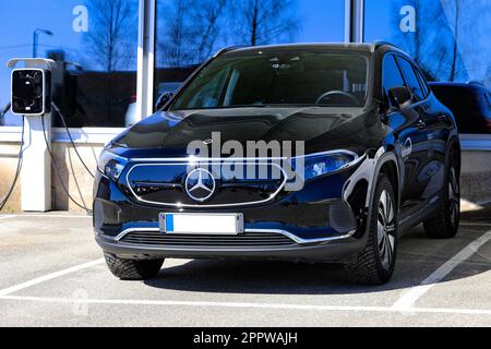 Schwarzer Mercedes-Benz EQA 250 Akku-SUV Jahr 2023 mit DEFA EV-Ladegerät. Salo, Finnland. 10. April 2023. Stockfoto