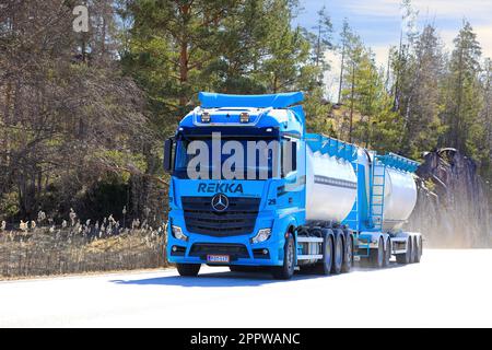 Blauer Mercedes-Benz Actros L Tankwagen Rekka Group für Massenguttransporte auf der Autobahn, die an einem sonnigen Frühlingstag Ladungen liefern. Salo, Finnland. 10. April 2023 Stockfoto