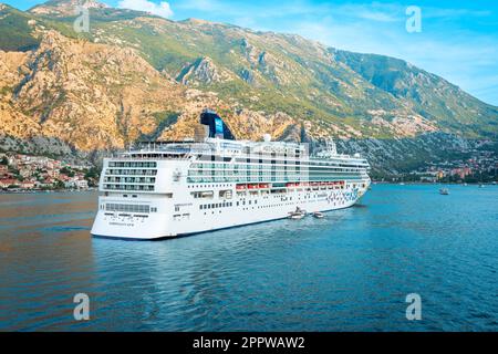 KOTOR, MONTENEGRO - 5. SEPTEMBER 2022: Kreuzfahrtschiff Norwegian Juwel of Norwegian Cruise Line, das von Kotor, Montenegro, abfährt. Stockfoto