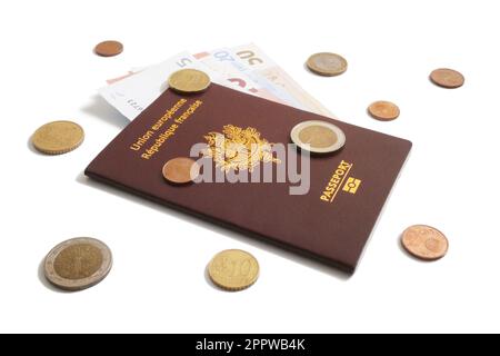 Studiofoto eines französischen biometrischen Passes mit Euro-Banknoten und -Münzen Stockfoto