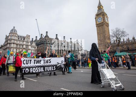 London, Großbritannien. 24. April 2023. Klimaaktivisten marschieren am letzten Tag der vier Tage der von Extinction Rebellion (XR) organisierten Big One Klimaproteste. Die Proteste, an denen Zehntausende von Klimaschutzaktivisten beteiligt waren und die Taktik weg von der öffentlichen Aufregung verschoben wurde, wurden von einer Koalition von über 200 Gruppen und Organisationen unterstützt. Kredit: Mark Kerrison/Alamy Live News Stockfoto