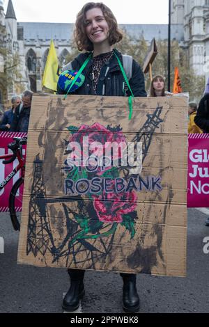 London, Großbritannien. 24. April 2023. Ein Stop Rosebank-Aktivist bereitet sich auf den marsch vom Parliament Square am letzten Tag der vier Tage der von Extinction Rebellion (XR) organisierten Big One Klimaproteste vor. Die Proteste, an denen Zehntausende von Klimaschutzaktivisten beteiligt waren und die Taktik weg von der öffentlichen Aufregung verschoben wurde, wurden von einer Koalition von über 200 Gruppen und Organisationen unterstützt. Kredit: Mark Kerrison/Alamy Live News Stockfoto