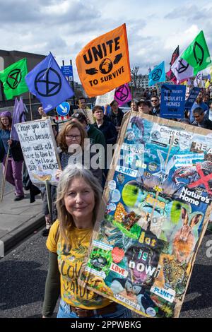 London, Großbritannien. 24. April 2023. Klimaschutzaktivisten marschieren am letzten Tag der vier Tage der von Extinction Rebellion (XR) organisierten Big One Klimaproteste über die Waterloo Bridge. Die Proteste, an denen Zehntausende von Klimaschutzaktivisten beteiligt waren und die Taktik weg von der öffentlichen Aufregung verschoben wurde, wurden von einer Koalition von über 200 Gruppen und Organisationen unterstützt. Kredit: Mark Kerrison/Alamy Live News Stockfoto