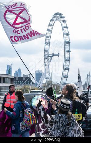 London, Großbritannien. 24. April 2023. Klimaschutzaktivisten marschieren am letzten Tag der vier Tage der von Extinction Rebellion (XR) organisierten Big One Klimaproteste über die Waterloo Bridge. Die Proteste, an denen Zehntausende von Klimaschutzaktivisten beteiligt waren und die Taktik weg von der öffentlichen Aufregung verschoben wurde, wurden von einer Koalition von über 200 Gruppen und Organisationen unterstützt. Kredit: Mark Kerrison/Alamy Live News Stockfoto