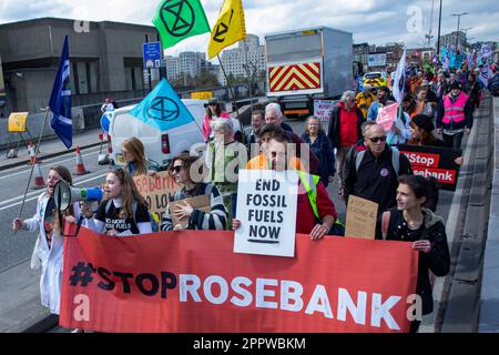 London, Großbritannien. 24. April 2023. Stoppen Sie Rosebank-Klimaschutzaktivisten marschieren über die Waterloo Bridge am letzten Tag der vier Tage der von Extinction Rebellion (XR) organisierten Big One Klimaproteste. Die Proteste, an denen Zehntausende von Klimaschutzaktivisten beteiligt waren und die Taktik weg von der öffentlichen Aufregung verschoben wurde, wurden von einer Koalition von über 200 Gruppen und Organisationen unterstützt. Kredit: Mark Kerrison/Alamy Live News Stockfoto