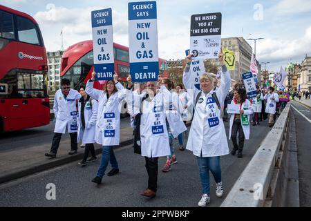 London, Großbritannien. 24. April 2023. Wissenschaftler marschieren über die Waterloo Bridge am letzten Tag der vier Tage der von Extinction Rebellion (XR) organisierten Big One Klimaproteste. Die Proteste, an denen Zehntausende von Klimaschutzaktivisten beteiligt waren und die Taktik weg von der öffentlichen Aufregung verschoben wurde, wurden von einer Koalition von über 200 Gruppen und Organisationen unterstützt. Kredit: Mark Kerrison/Alamy Live News Stockfoto