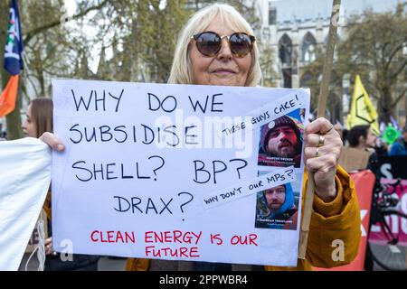 London, Großbritannien. 24. April 2023. Am letzten Tag der vier Tage der von der Extinction Rebellion (XR) organisierten Klimaproteste hält ein Klimakämpfer ein Schild für saubere Energie auf dem Parlamentsplatz in der Hand. Die Proteste, an denen Zehntausende von Klimaschutzaktivisten beteiligt waren und die Taktik weg von der öffentlichen Aufregung verschoben wurde, wurden von einer Koalition von über 200 Gruppen und Organisationen unterstützt. Kredit: Mark Kerrison/Alamy Live News Stockfoto