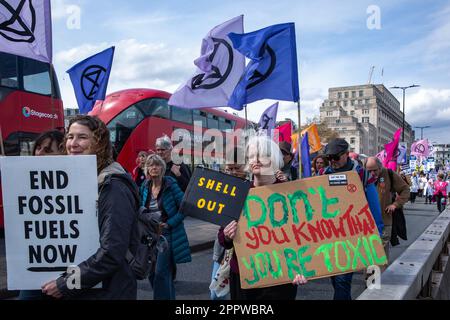 London, Großbritannien. 24. April 2023. Klimaschutzaktivisten marschieren am letzten Tag der vier Tage der von Extinction Rebellion (XR) organisierten Big One Klimaproteste über die Waterloo Bridge. Die Proteste, an denen Zehntausende von Klimaschutzaktivisten beteiligt waren und die Taktik weg von der öffentlichen Aufregung verschoben wurde, wurden von einer Koalition von über 200 Gruppen und Organisationen unterstützt. Kredit: Mark Kerrison/Alamy Live News Stockfoto