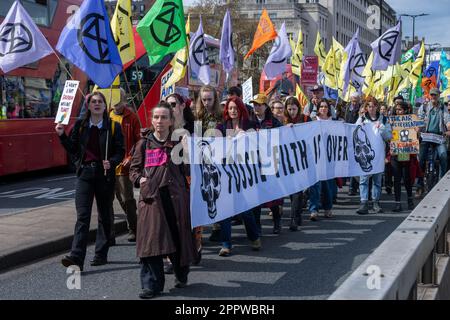 London, Großbritannien. 24. April 2023. Klimaschutzaktivisten marschieren am letzten Tag der vier Tage der von Extinction Rebellion (XR) organisierten Big One Klimaproteste über die Waterloo Bridge. Die Proteste, an denen Zehntausende von Klimaschutzaktivisten beteiligt waren und die Taktik weg von der öffentlichen Aufregung verschoben wurde, wurden von einer Koalition von über 200 Gruppen und Organisationen unterstützt. Kredit: Mark Kerrison/Alamy Live News Stockfoto