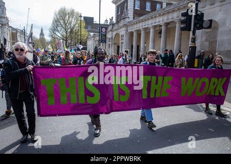 London, Großbritannien. 24. April 2023. Klimaaktivisten marschieren am letzten Tag der vier Tage der von Extinction Rebellion (XR) organisierten Big One Klimaproteste. Die Proteste, an denen Zehntausende von Klimaschutzaktivisten beteiligt waren und die Taktik weg von der öffentlichen Aufregung verschoben wurde, wurden von einer Koalition von über 200 Gruppen und Organisationen unterstützt. Kredit: Mark Kerrison/Alamy Live News Stockfoto