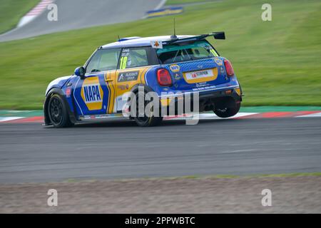 Mini Challenge Trophy und JCW, Napa Racing UK, Lewis Selby, Nummer 18, auf der Donington Park Circuit, BTCC 2023 Stockfoto