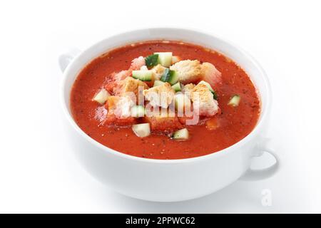 Traditionelle spanische Gazpacho-Suppe isoliert auf weißem Hintergrund Stockfoto