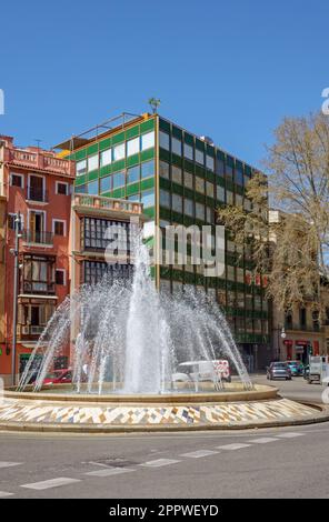 Palma, Mallorca, Spanien -30. März 2023. Brunnen an der Plaza de la Reina, Palma de Mallorca, Stockfoto