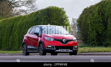 Bicester, Oxon, Großbritannien - April 23. 2023. 2017 RENAULT CAPTUR auf einer englischen Landstraße Stockfoto