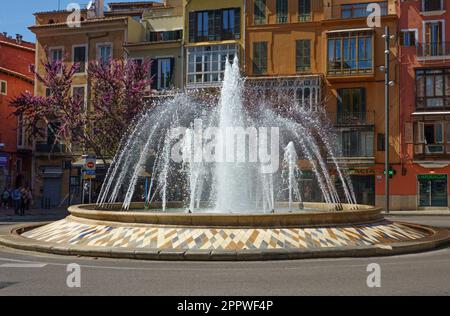 Palma, Mallorca, Spanien -30. März 2023. Brunnen an der Plaza de la Reina, Palma de Mallorca, Stockfoto