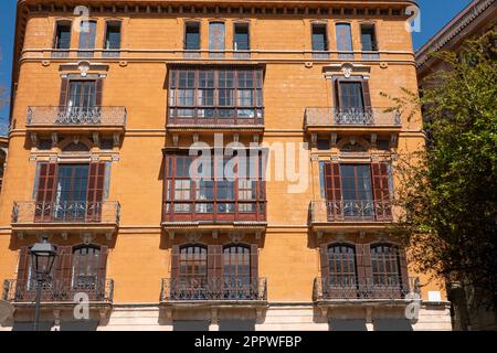 Palma, Mallorca, Spanien -30. März 2023. Altes Haus an der Plaza de la Reina, Palma de Mallorca, Stockfoto