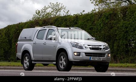 Bicester, Oxon, Großbritannien - April 23. 2023. 2017 ISUZU D-MAX UTAH VISI DC TW TRB TDA Auto auf einer englischen Landstraße Stockfoto